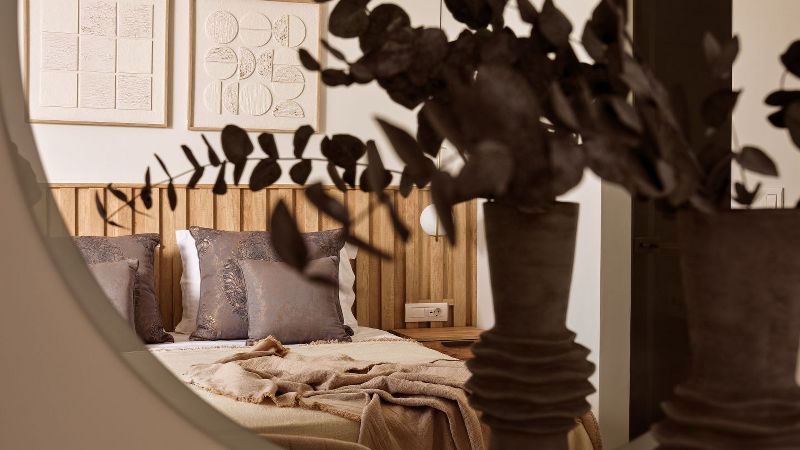 Bedroom with round mirror and eucalyptus – Segreto Del Lusso, Zakynthos