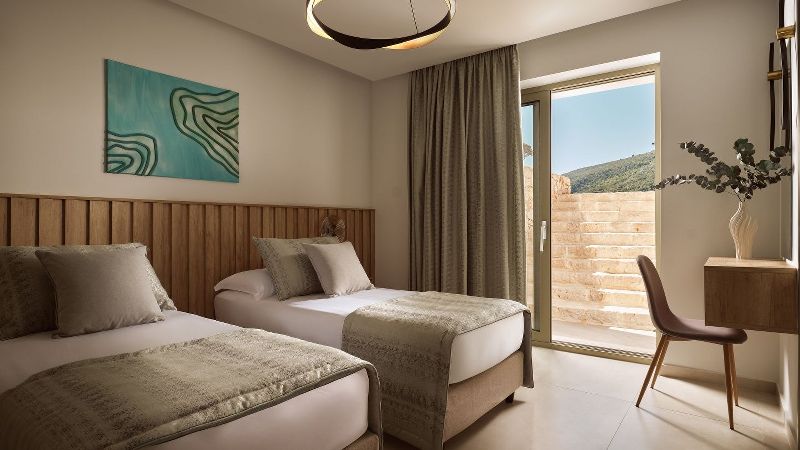 Twin bedroom with turquoise artwork – Segreto Del Lusso, Zakynthos